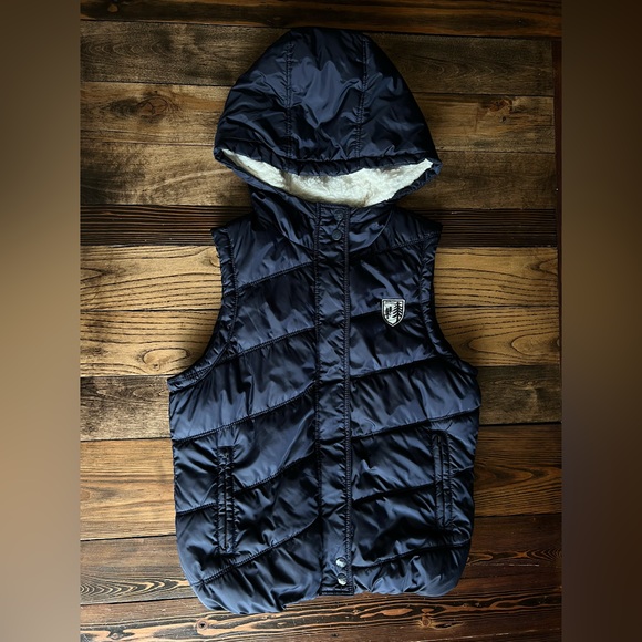 AMERICAN EAGLE OUTFITTERS β’ puffer quilted vest with faux fur hood navy blue AEO - Picture 1 of 13